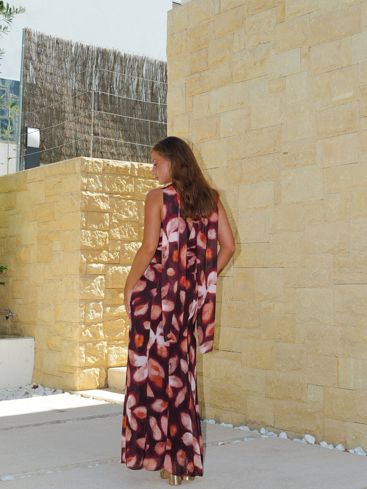Vestido de georgette com padrão em tom de chocolate