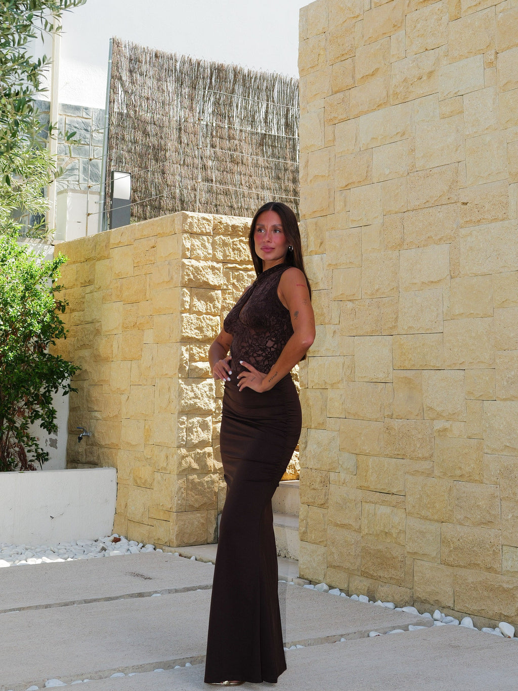 Vestido comprido de renda drapeada cor de chocolate