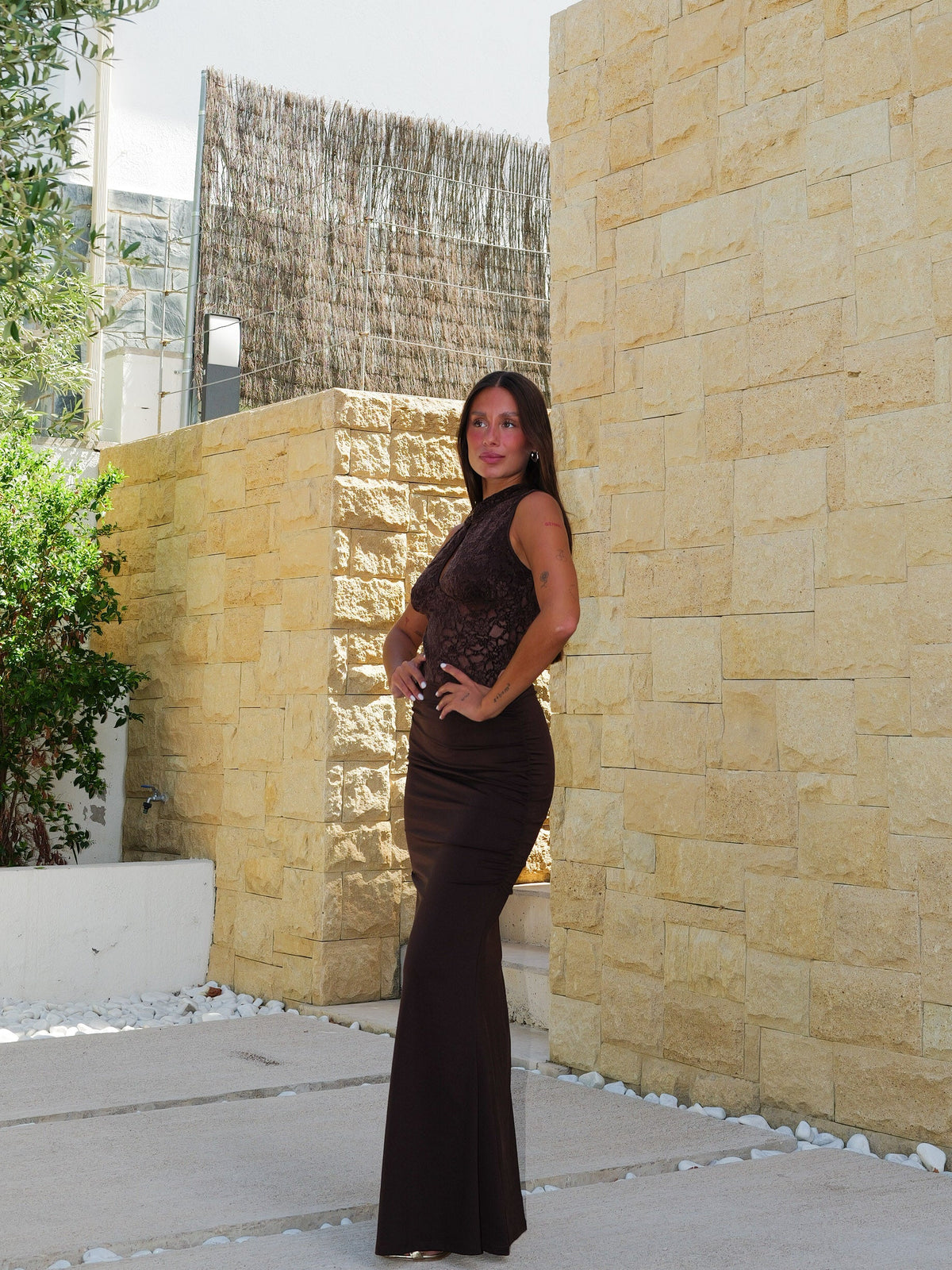 Vestido comprido de renda drapeada cor de chocolate