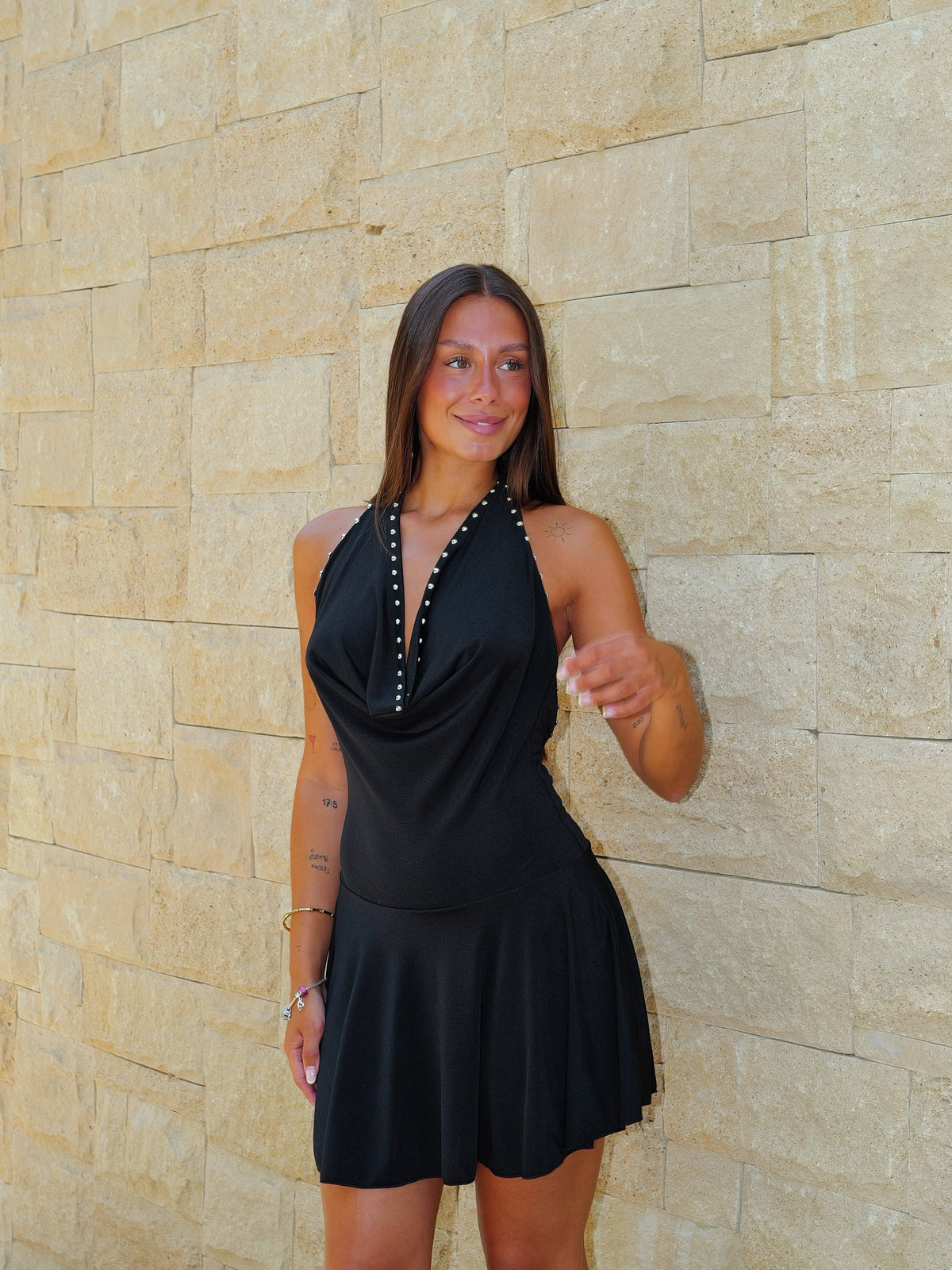 Vestido mini com decote halter e tachas, preto