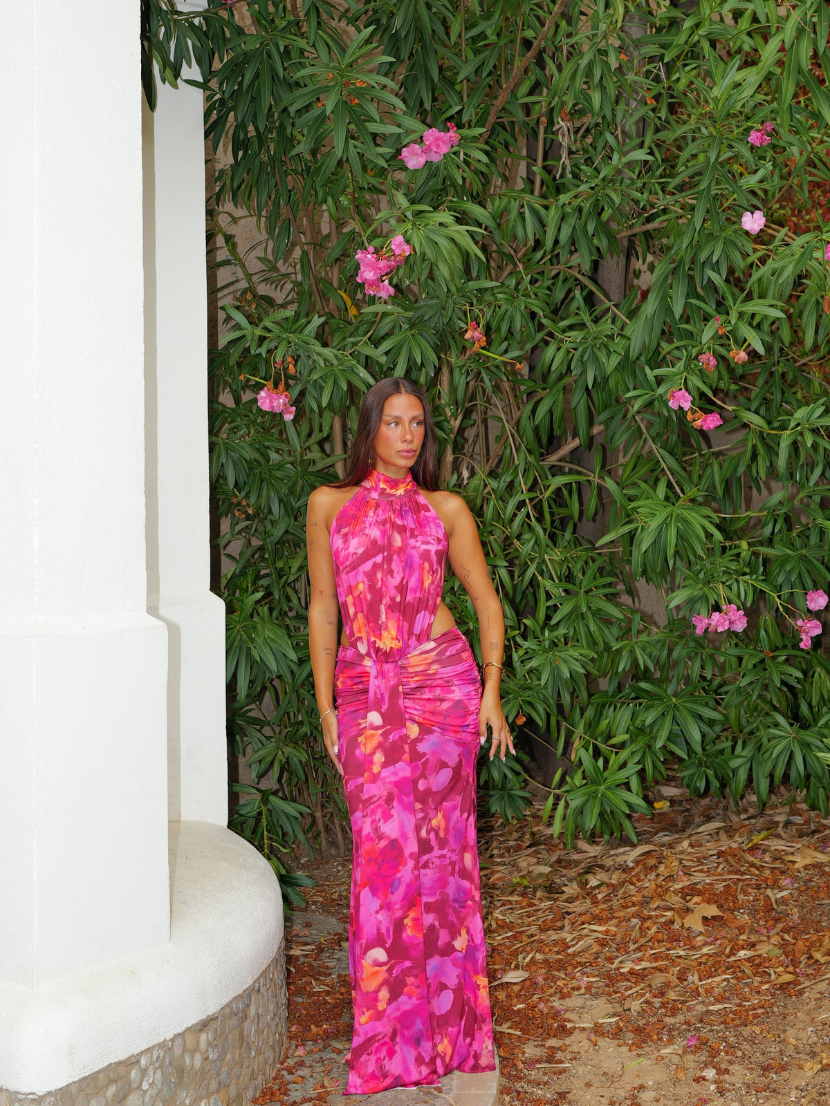 Vestido halter estampado com cintura aberta, cor fúcsia