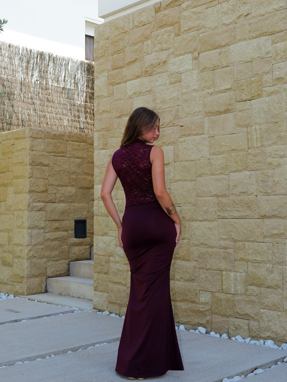 Vestido comprido de renda drapeada em cor de bordô