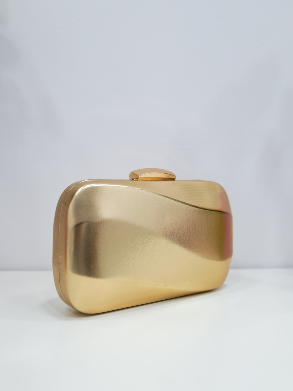 Clutch com efeito de onda dourado