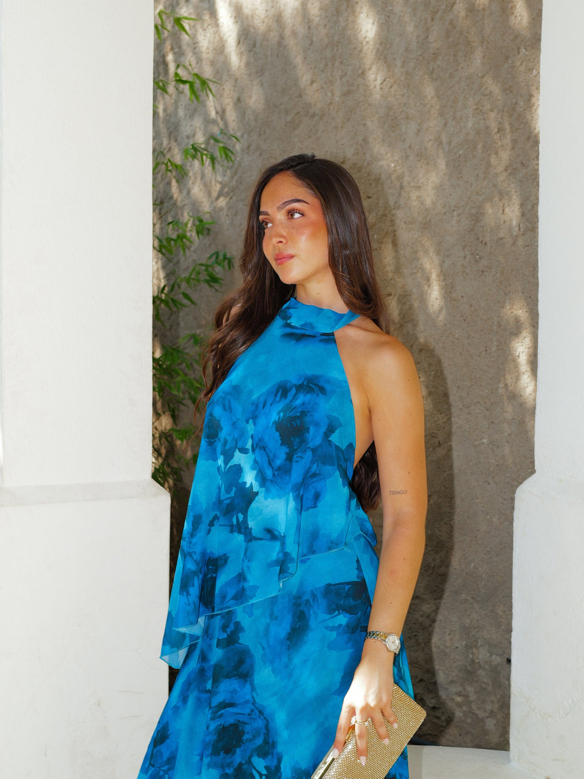 Vestido comprido com decote halter, folhos e padrão azul-petróleo