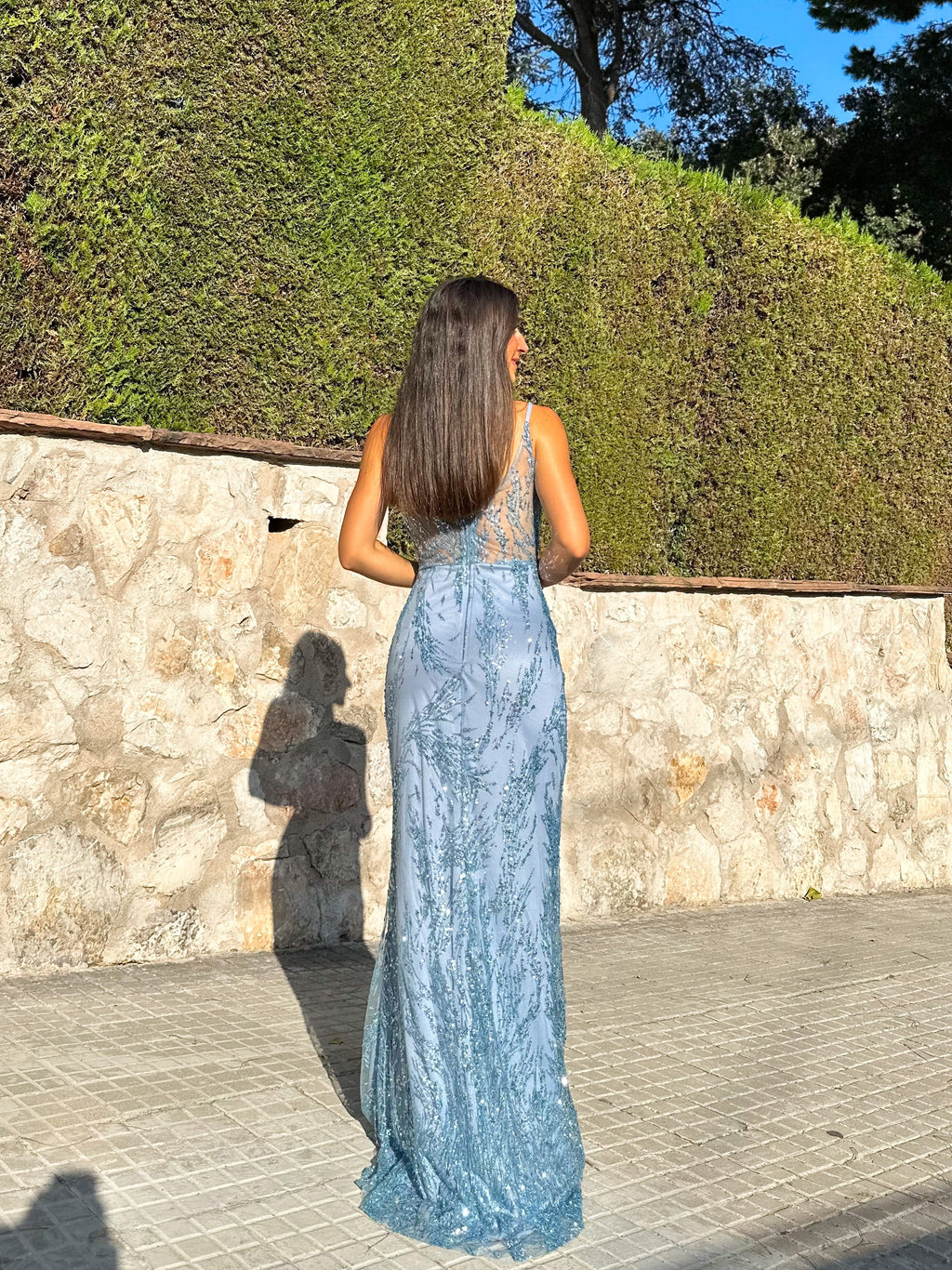 Vestido tipo espartilho com decote em V e strass, cor celeste