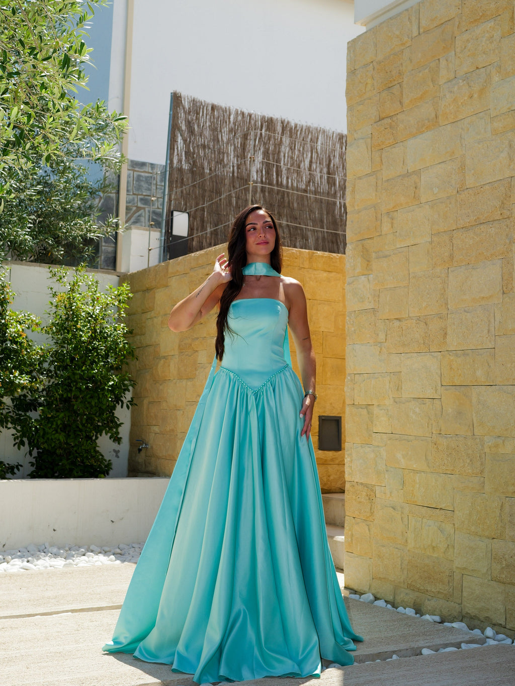 Vestido comprido com cintura decorada com pérolas turquesa