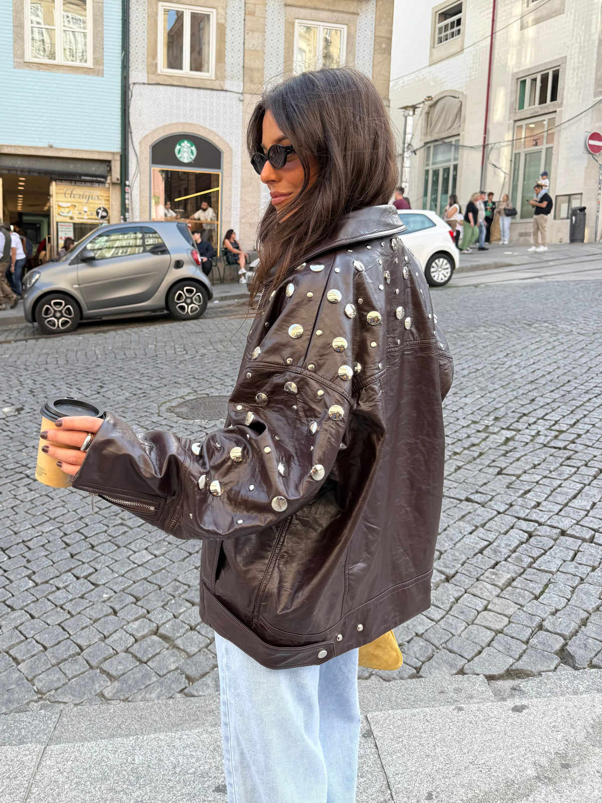 Chaqueta urbana marrón con tachuelas
