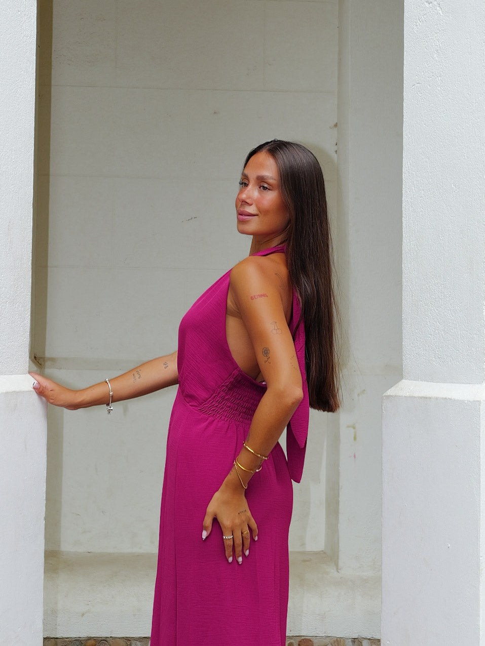 Vestido midi com decote cruzado na cor amarena