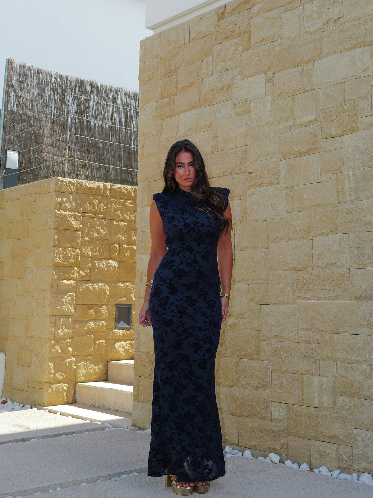 Vestido de tule com flores e costas em azul-marinho
