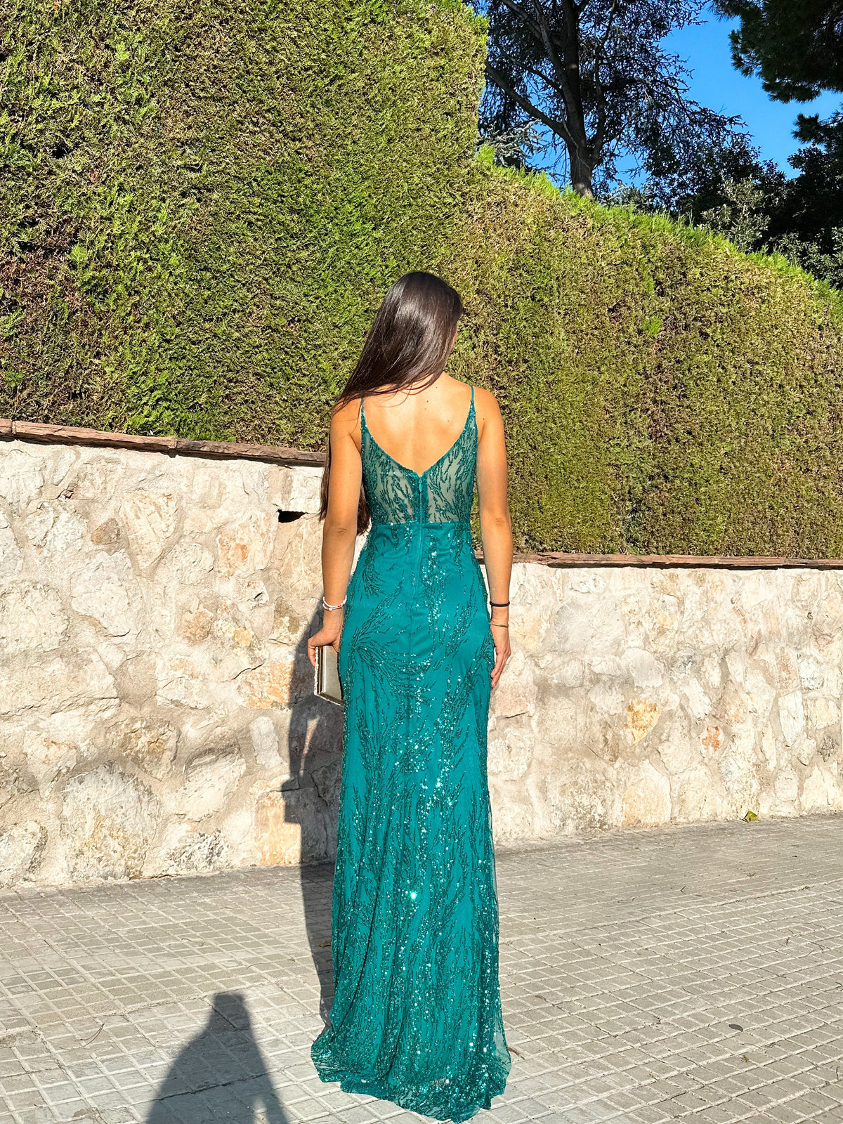 Vestido tipo espartilho com decote em V e strass em tom de garrafa