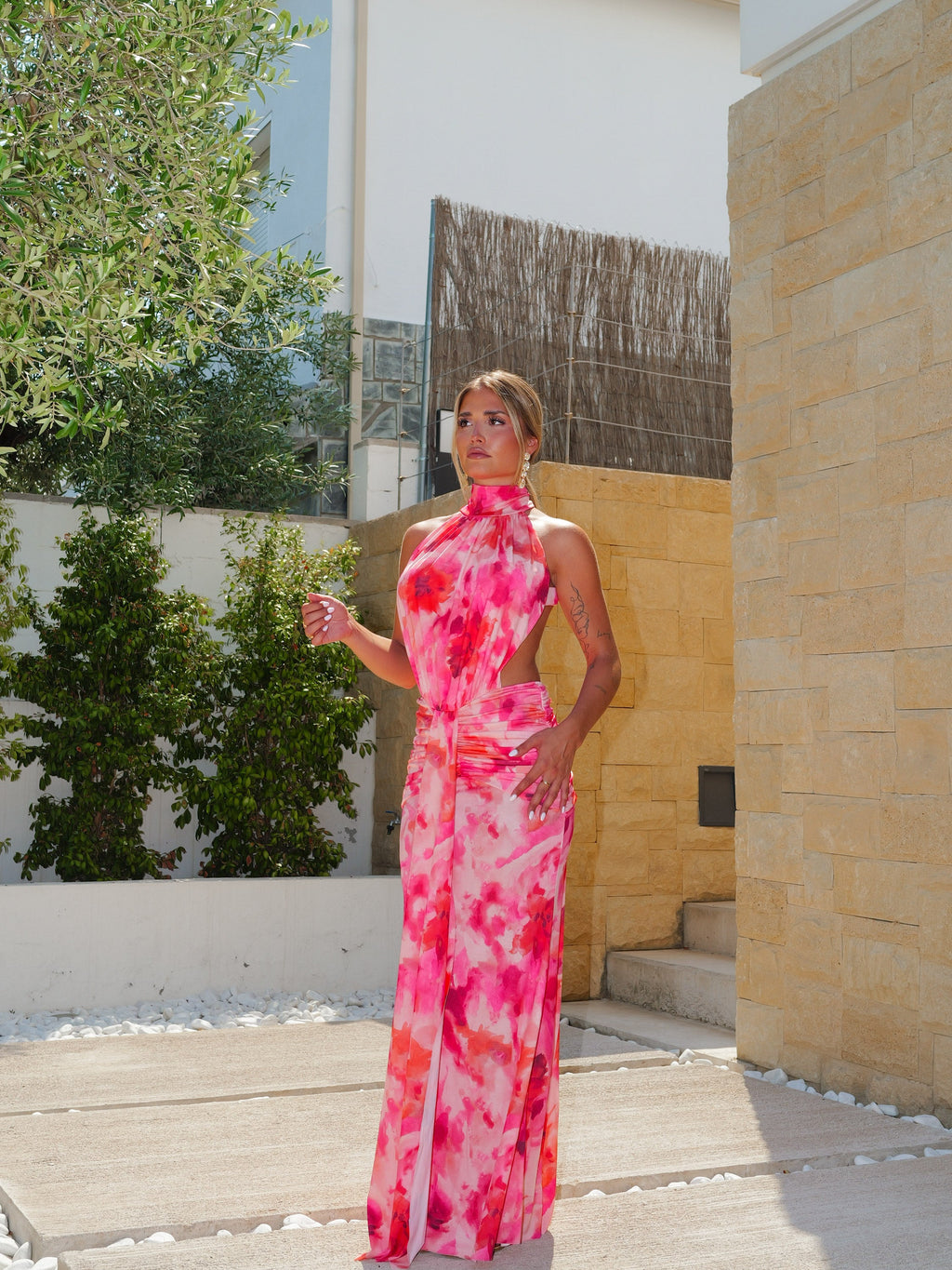 Vestido halter estampado com cintura aberta, cor de coral