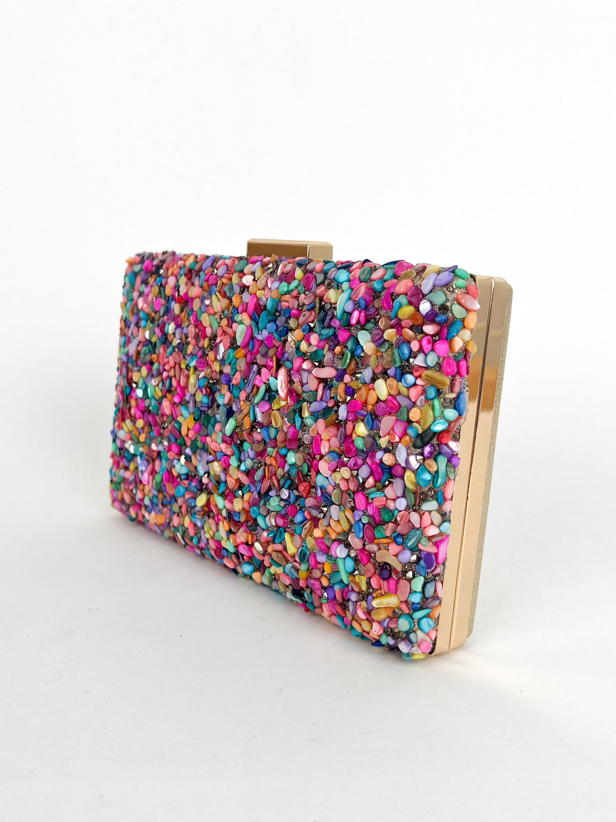 Clutch com pedras coloridas em tom dourado