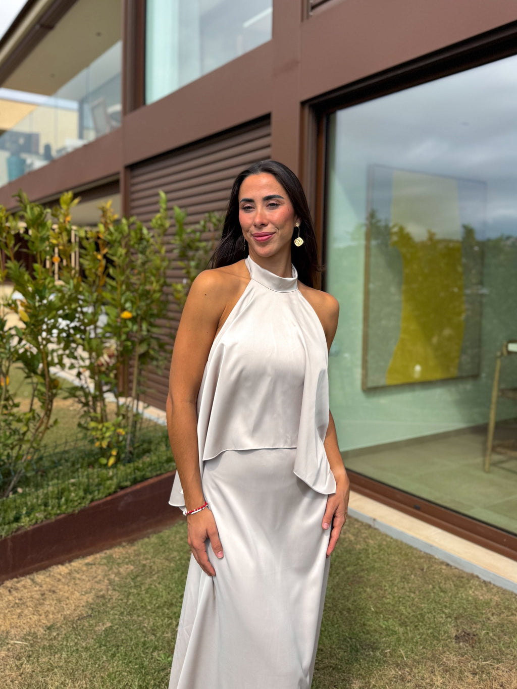 Vestido de cetim bege com capuz