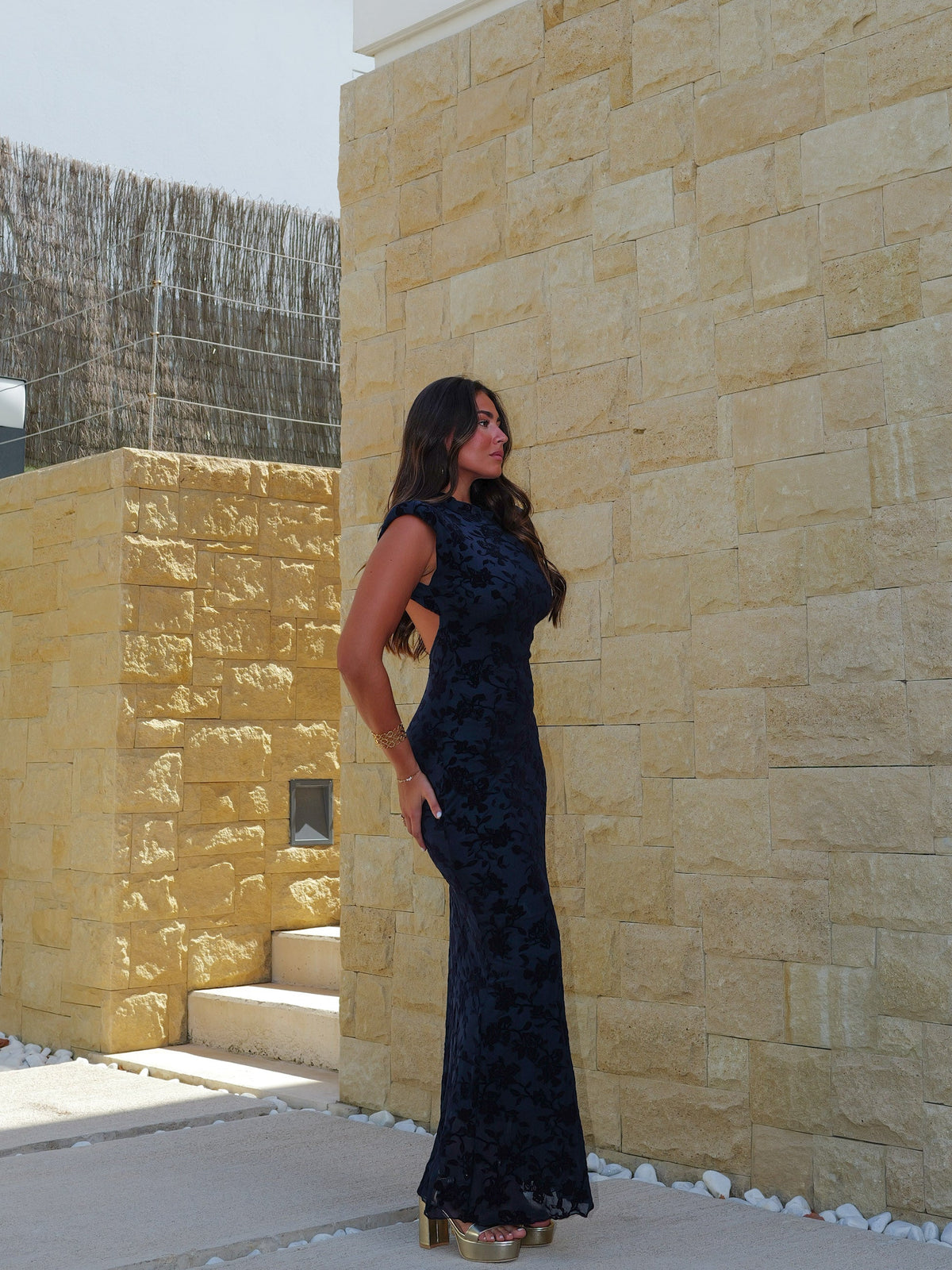 Vestido de tule com flores e costas em azul-marinho