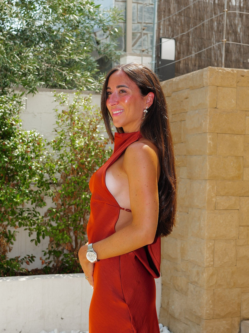 Vestido halter em cetim com decote nas costas em forma de caldeira