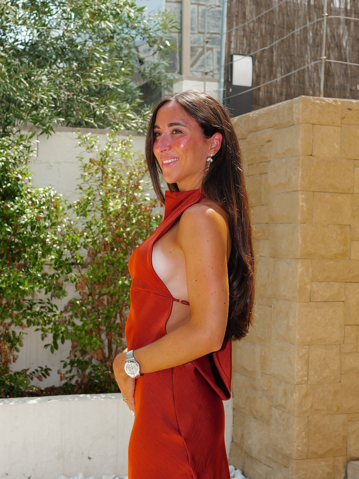 Vestido halter em cetim com decote nas costas em forma de caldeira
