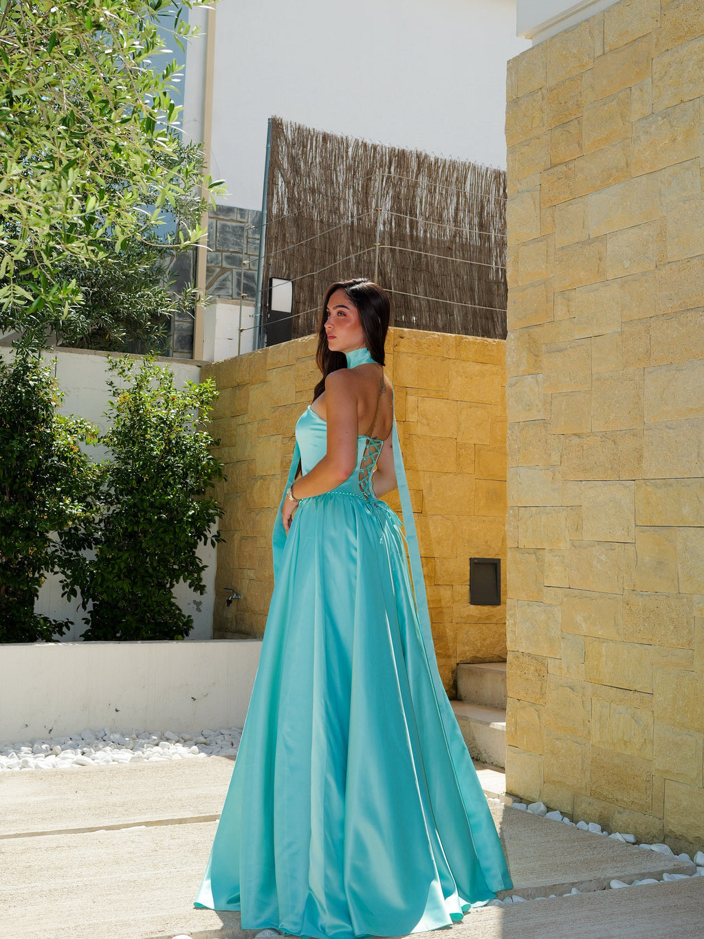 Vestido comprido com cintura decorada com pérolas turquesa
