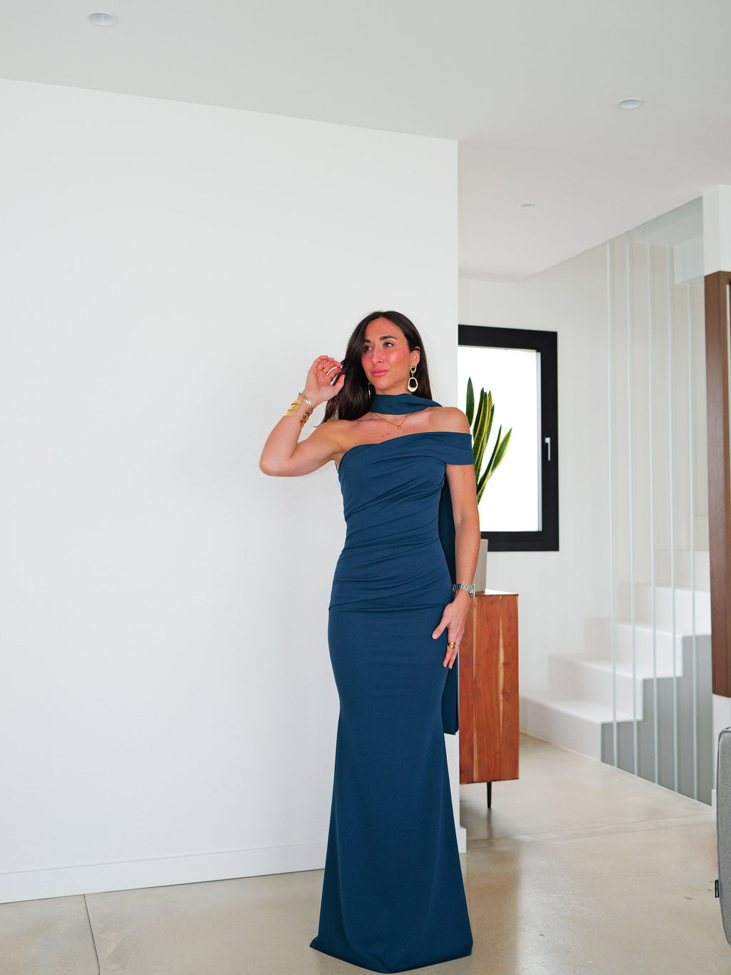 Vestido com gola choker e franzido assimétrico, cor petróleo