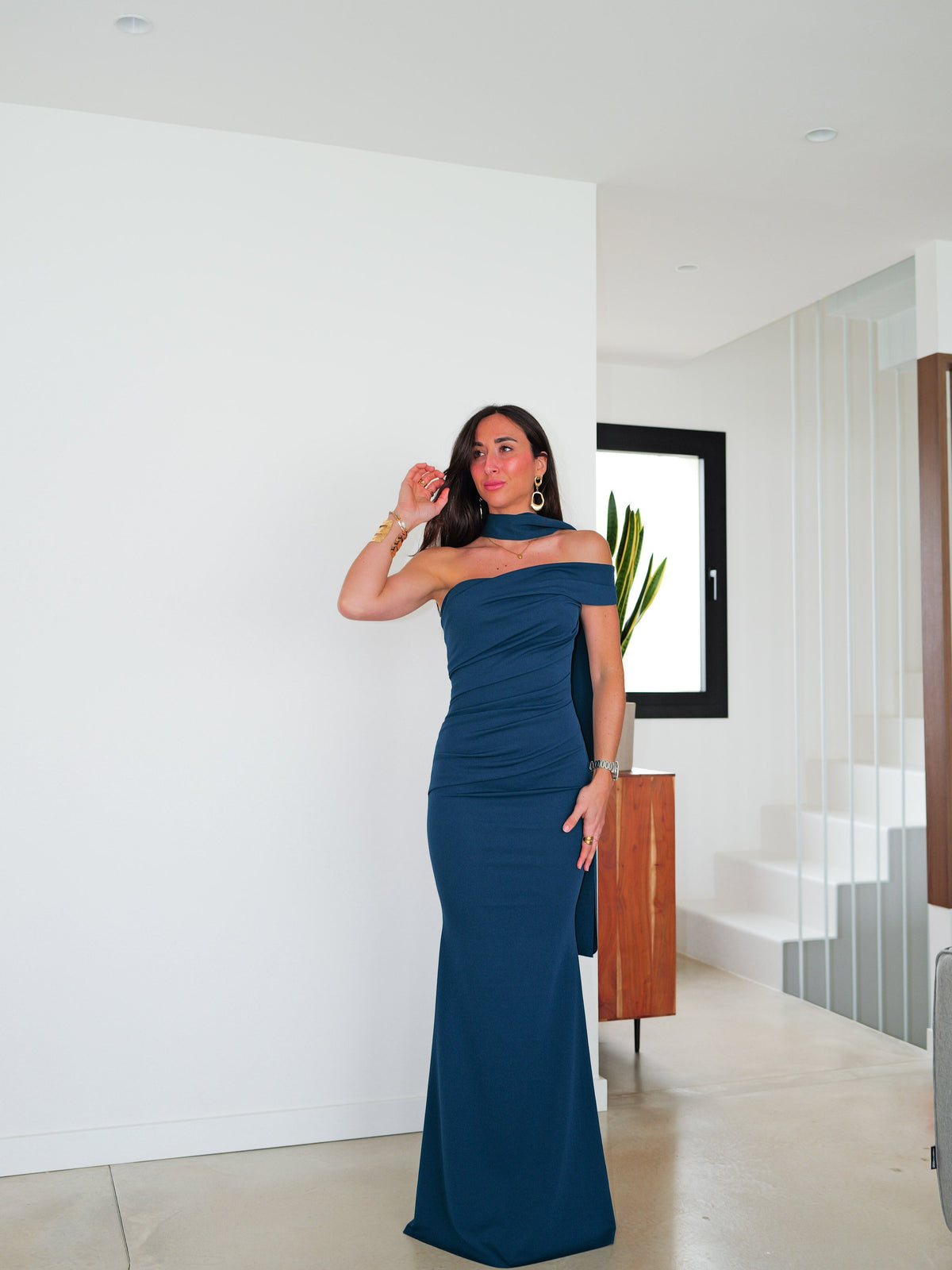 Vestido com gola choker e franzido assimétrico, cor petróleo