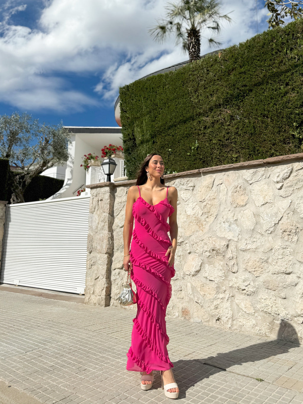 Vestido rosa de crepe com folhos