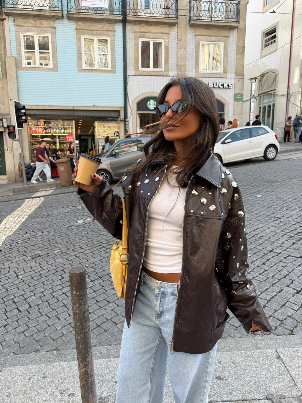 Chaqueta urbana marrón con tachuelas