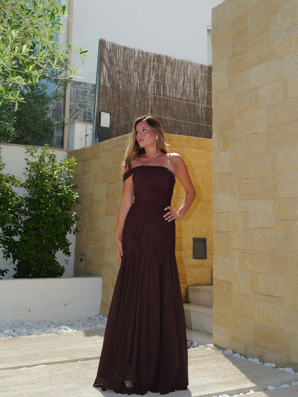 Vestido comprido drapeado assimétrico com padrão de flores em tom de chocolate