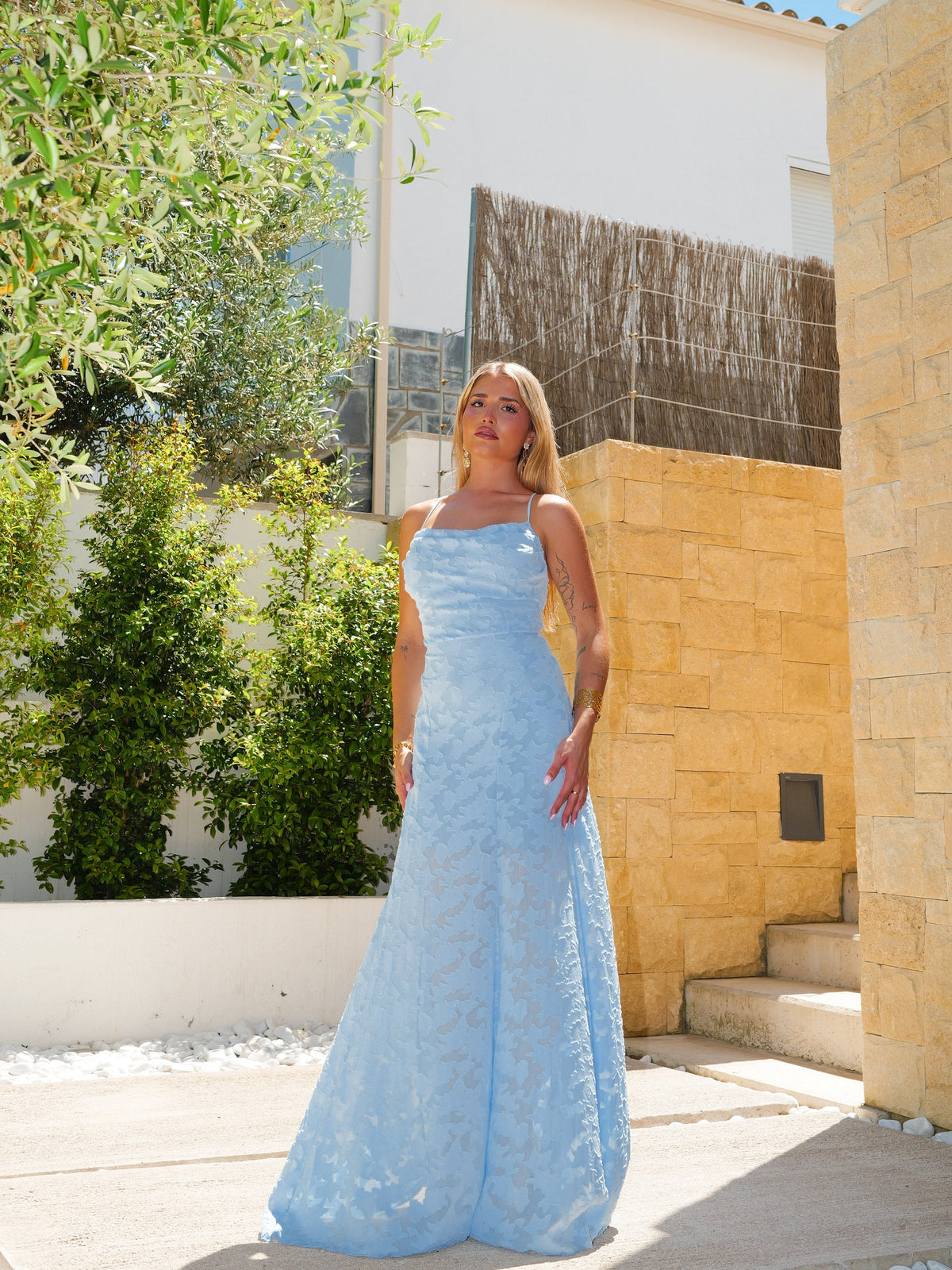 Vestido comprido com corte em cascata e relevos em azul-celeste