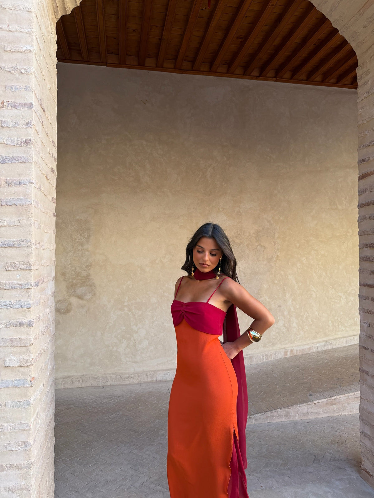Zahara / Vestido em laranja e vermelho