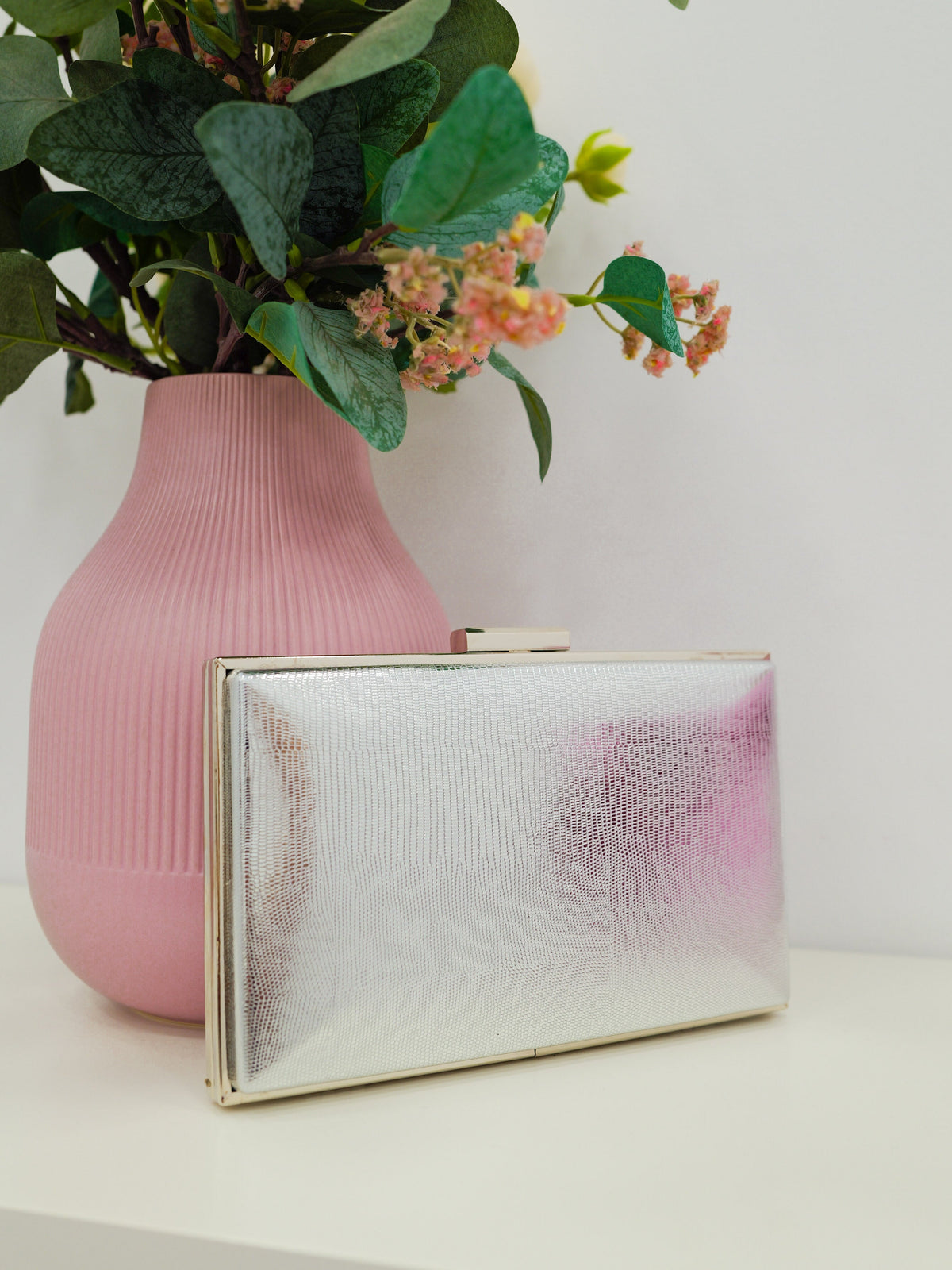 Clutch com textura prateada