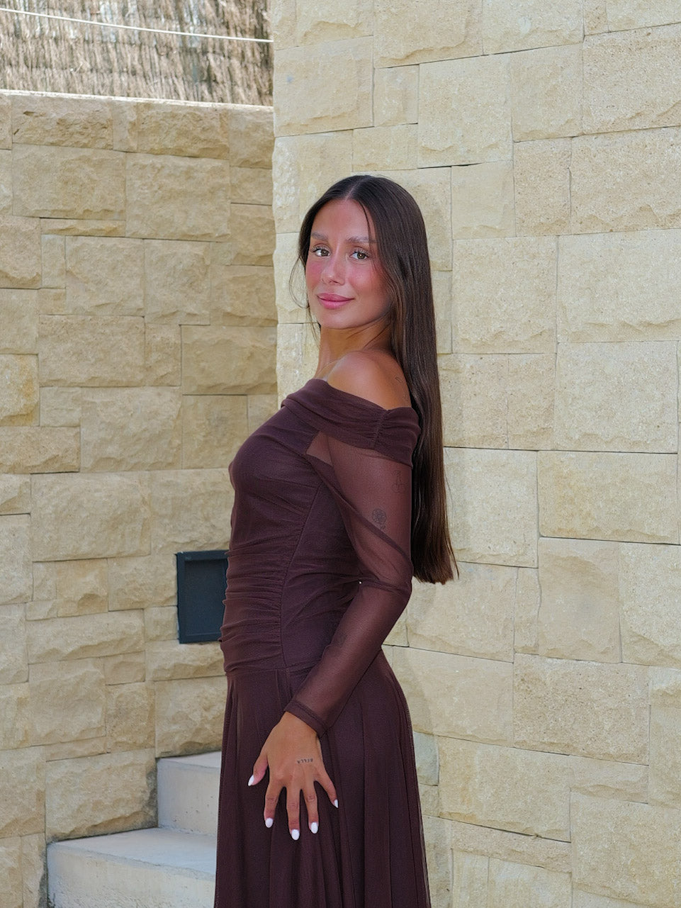Vestido comprido com decote bardot em tule cor de chocolate