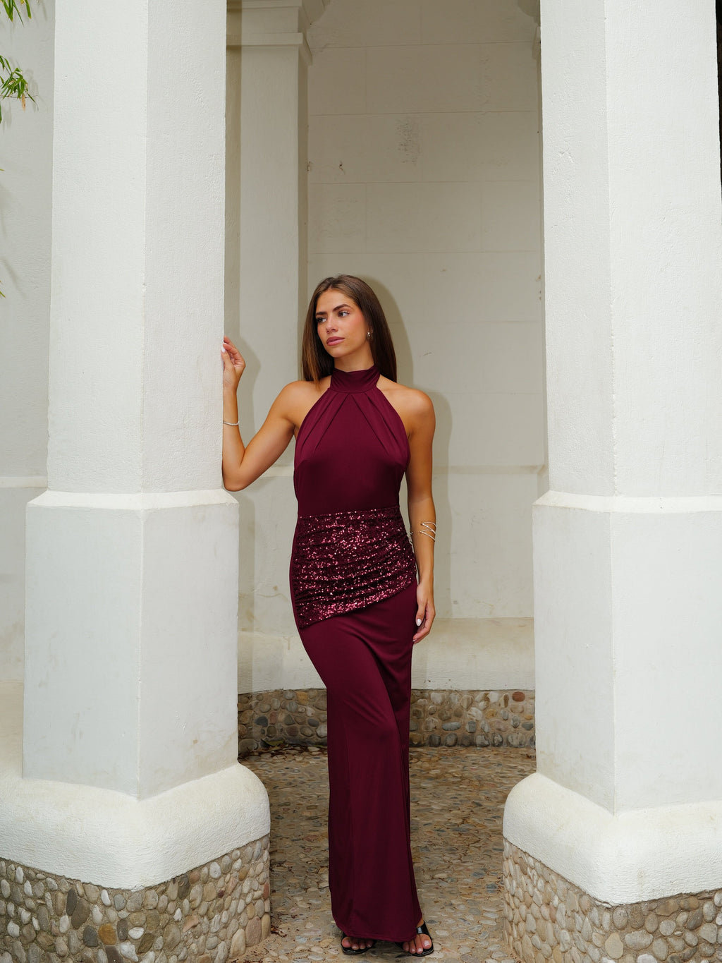 Vestido comprido com decote halter e faixa brilhante em cor de bordô