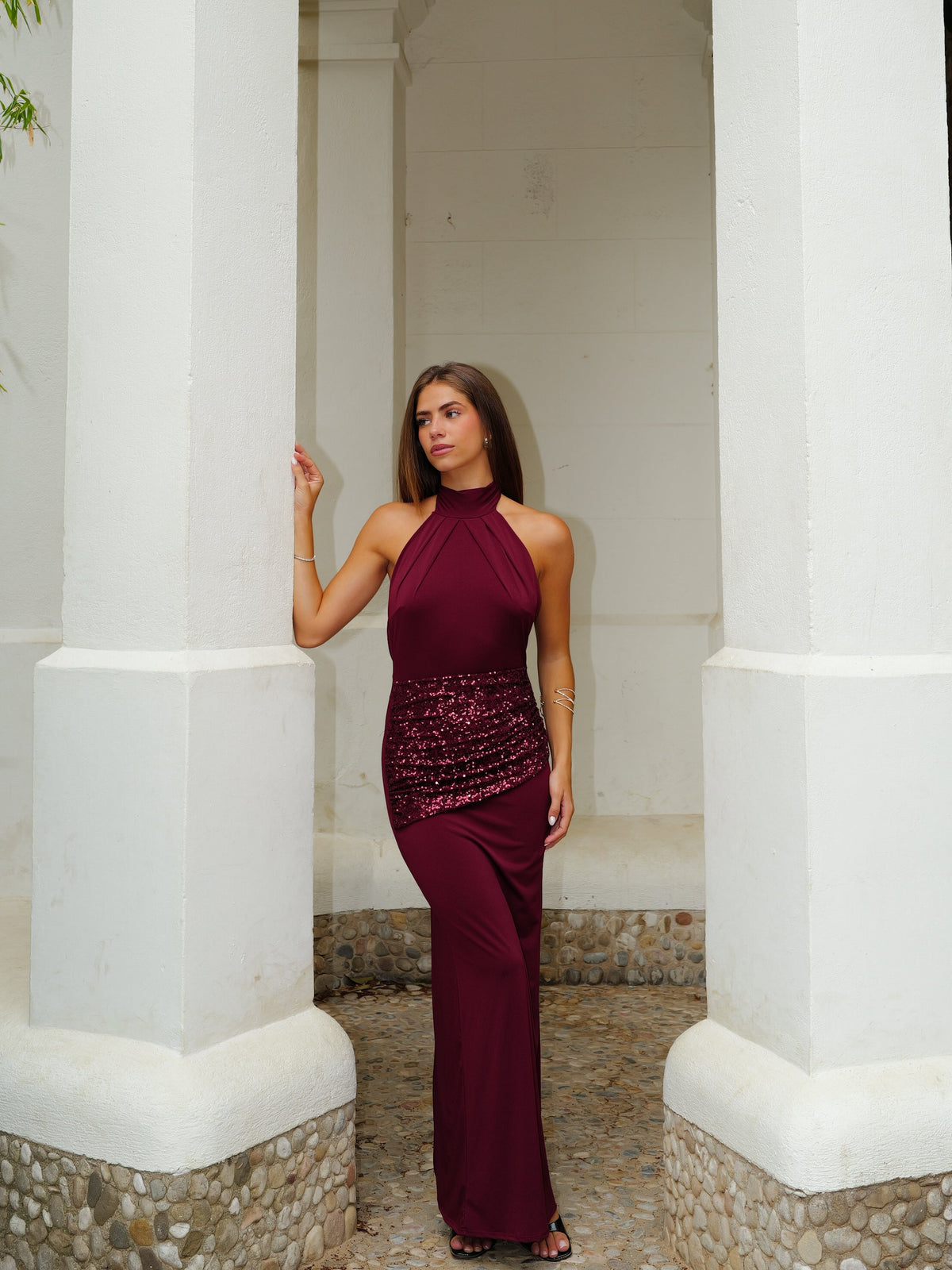 Vestido comprido com decote halter e faixa brilhante em cor de bordô