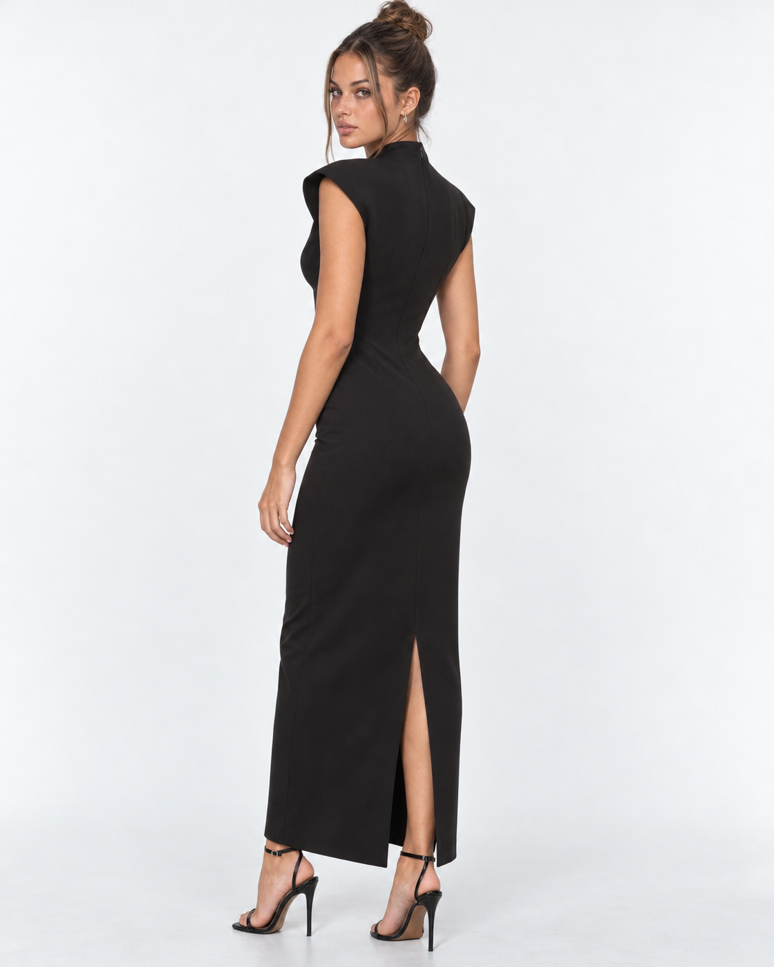 Vestido largo con escote en V y hombros estructurados