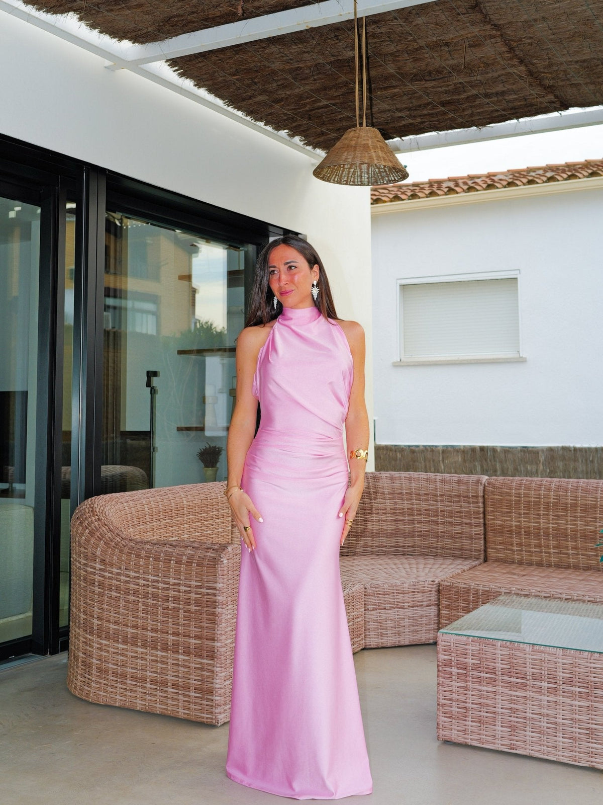 Vestido rosa com decote halter e franzido nas costas