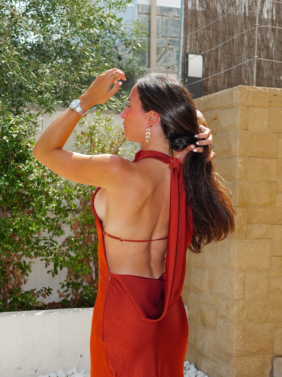 Vestido halter em cetim com decote nas costas em forma de caldeira