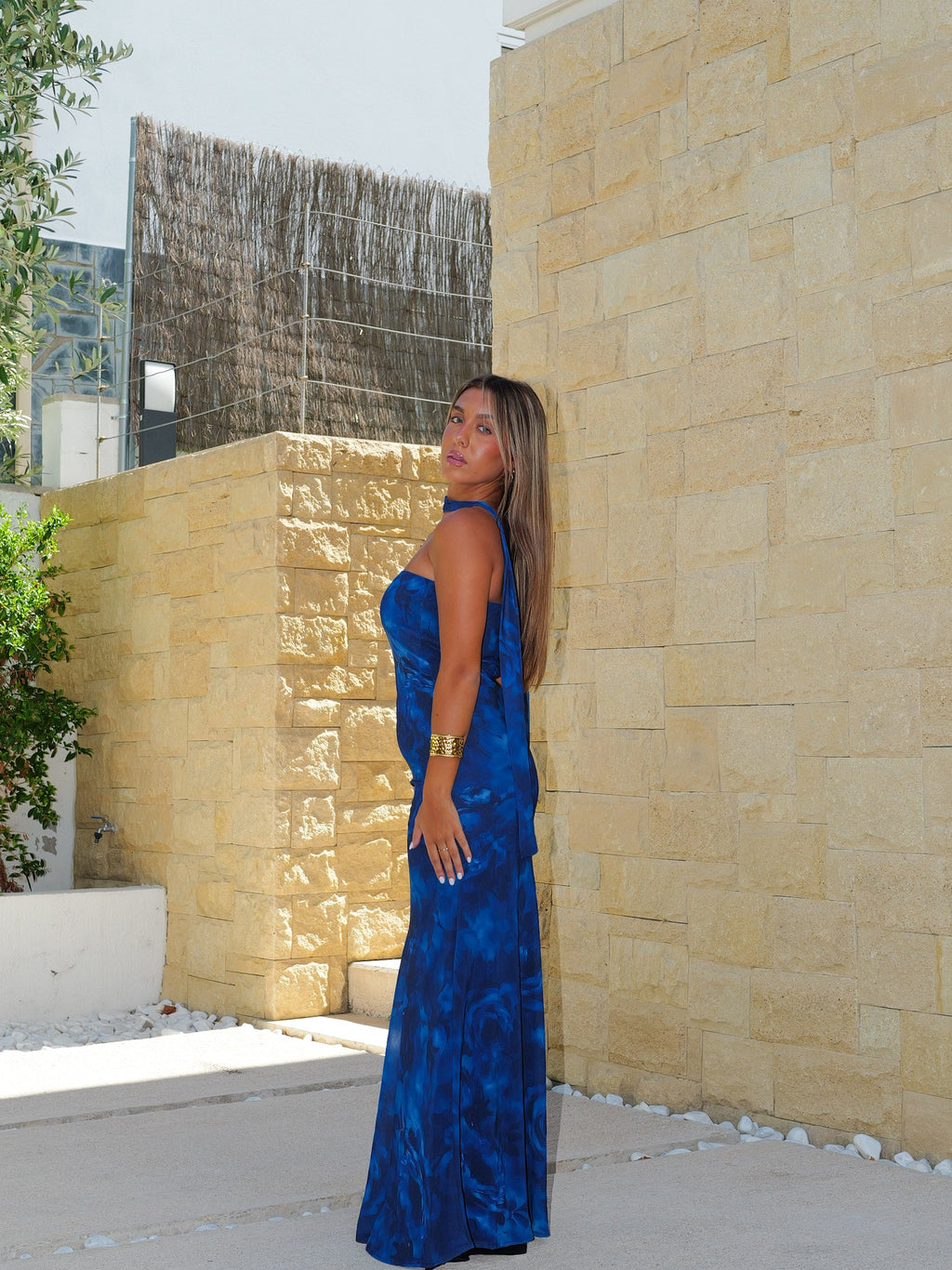 Vestido comprido com gola choker em tule azul-petróleo