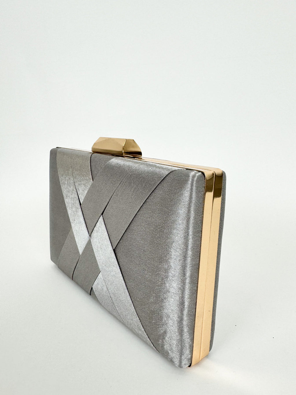 Clutch prateada acetinada