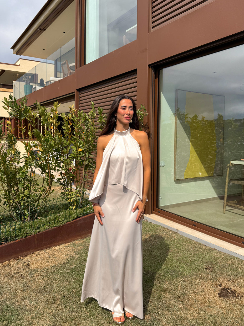 Vestido de cetim bege com capuz