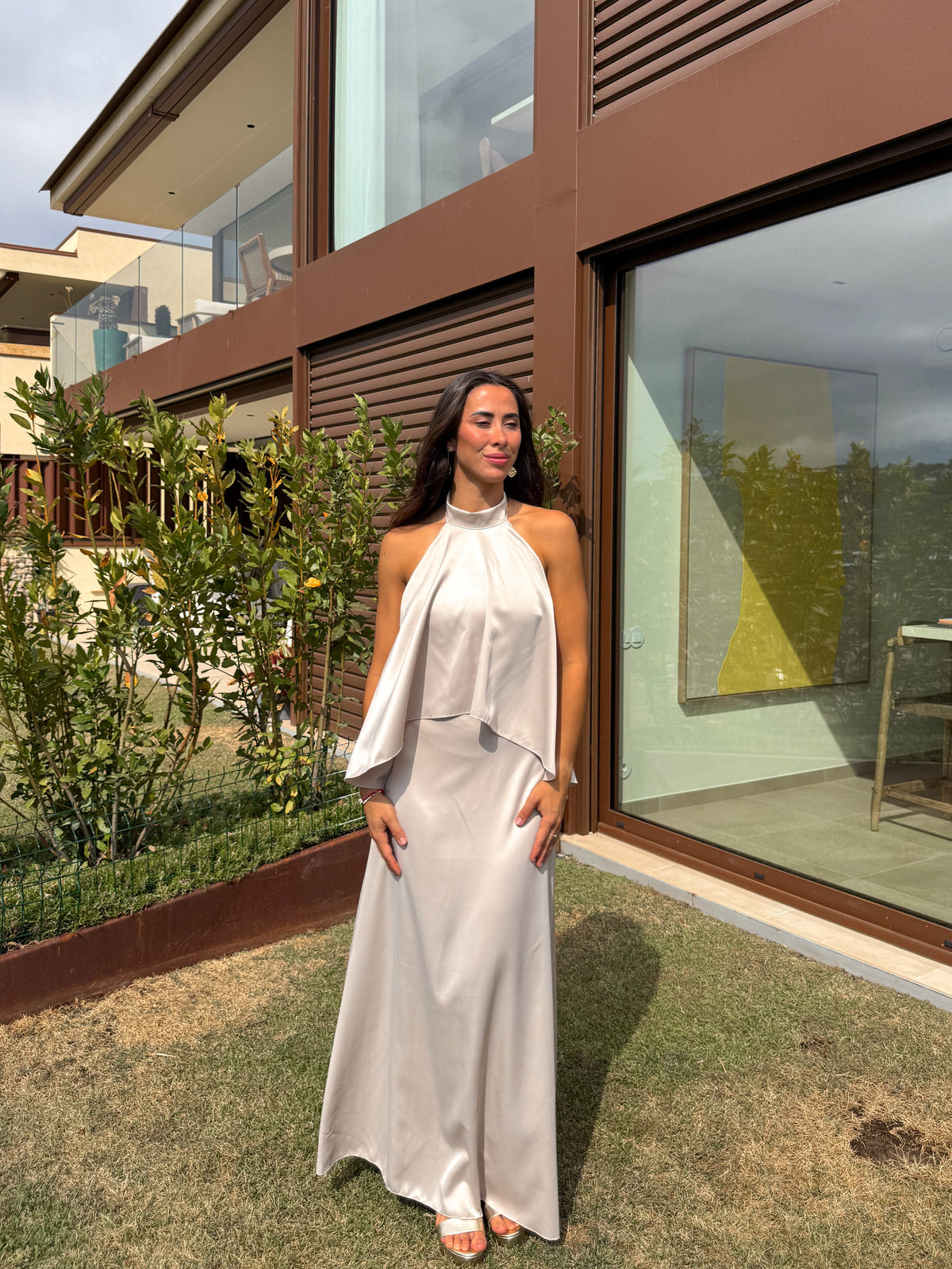 Vestido de cetim bege com capuz
