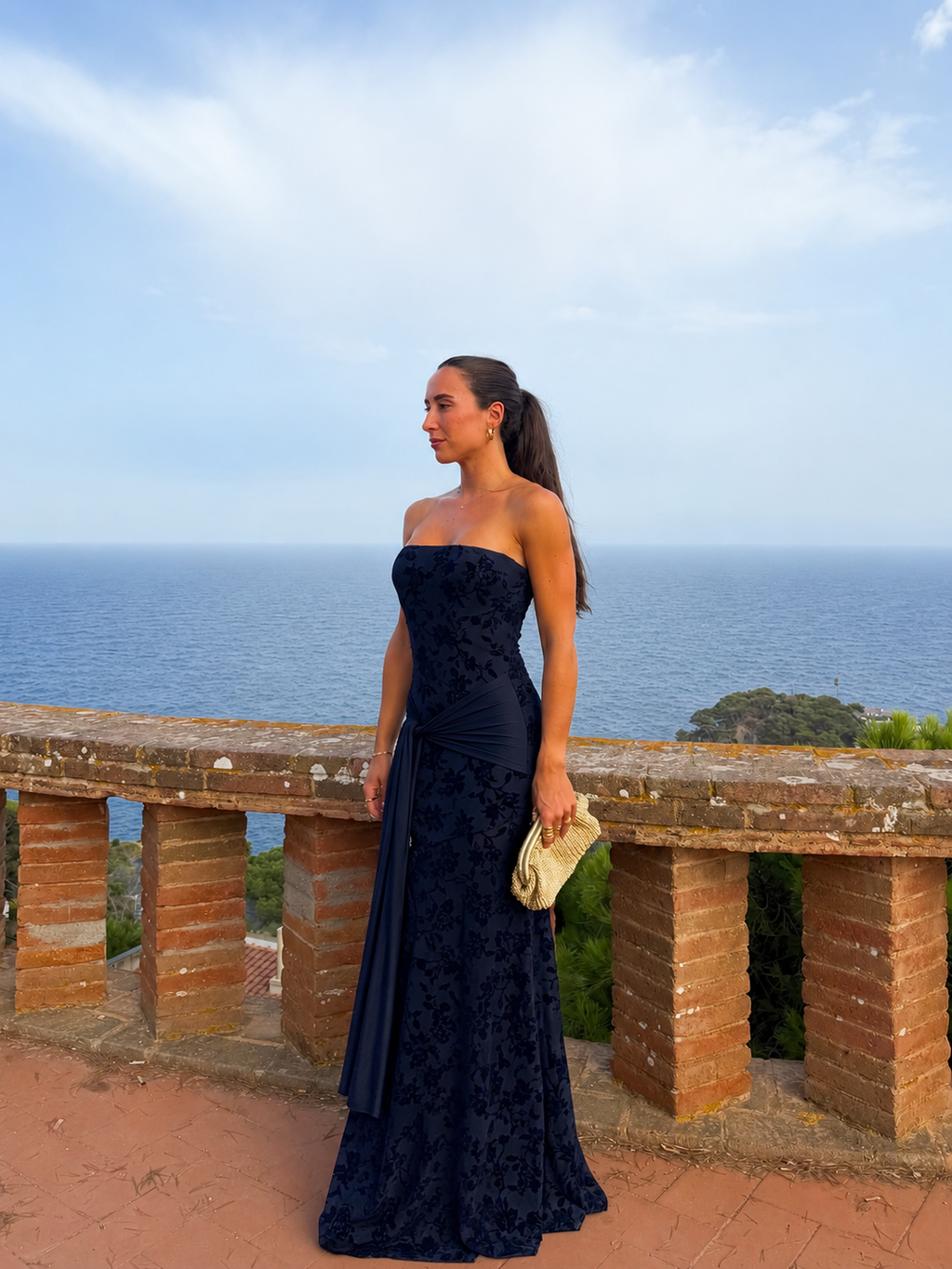 Vestido de tule com flores em azul-marinho