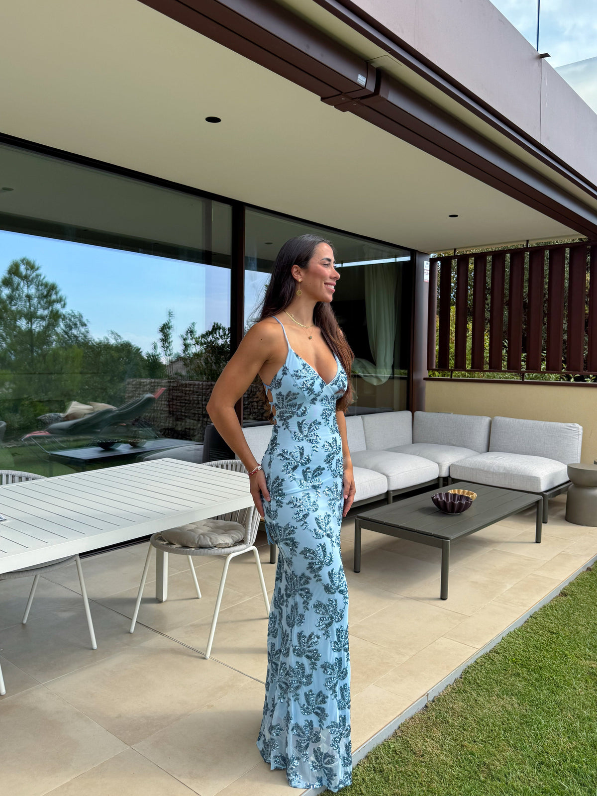Vestido comprido com entrelaçados e detalhes em tule azul-celeste