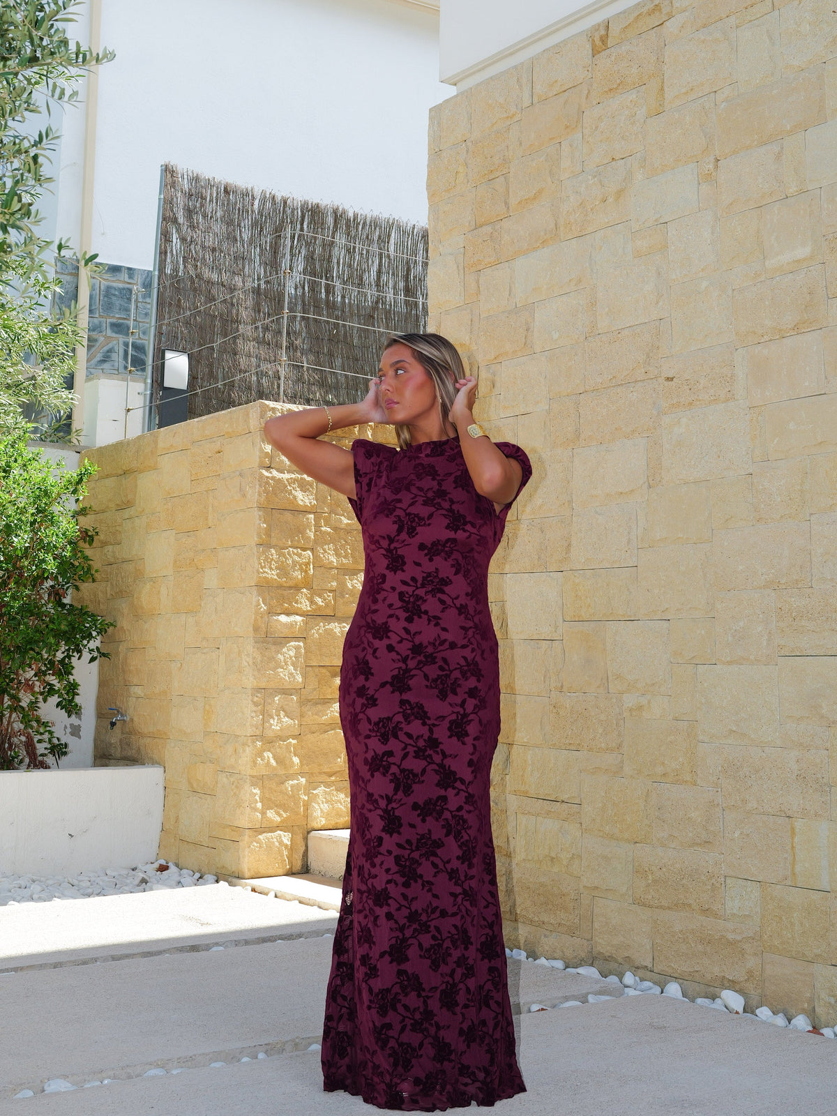 Vestido de tule com flores e costas em cor de bordô