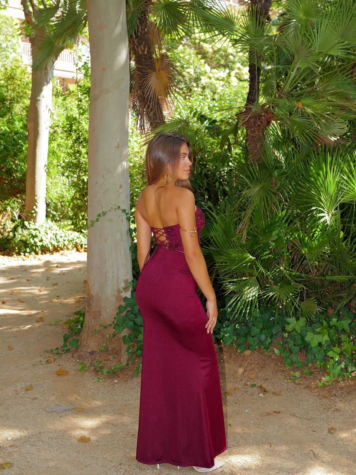 Conjunto com top tipo espartilho com detalhes brilhantes em cor de bordô