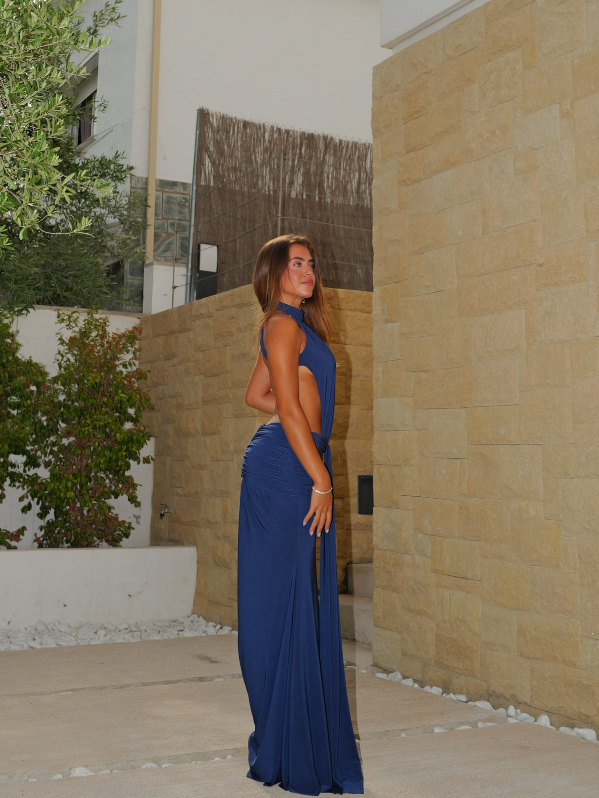 Vestido comprido com decote halter e costas abertas, azul-marinho