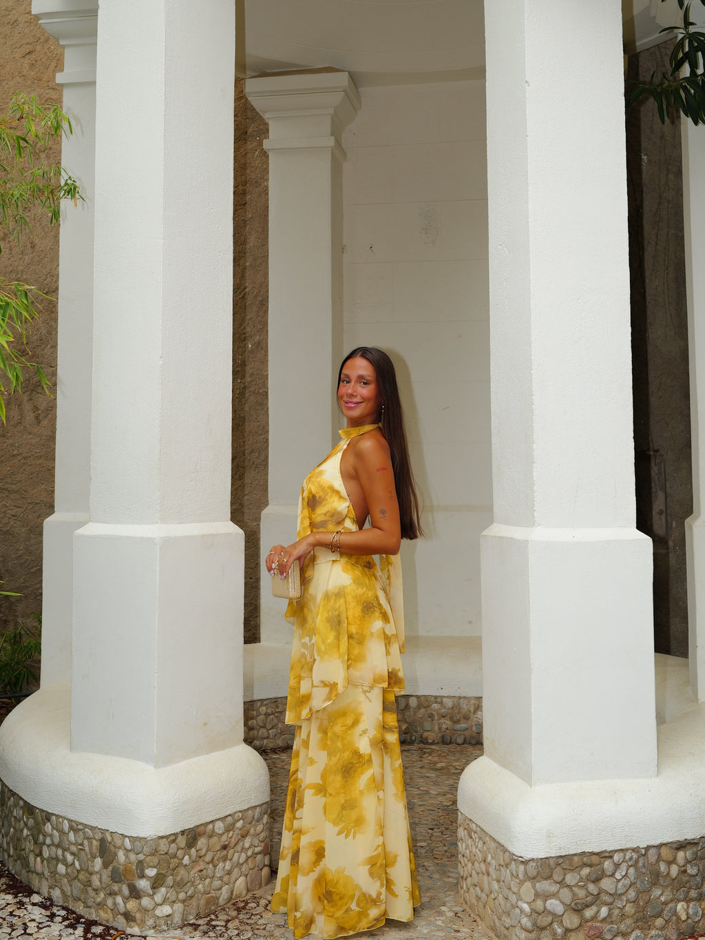 Vestido comprido com decote halter, folhos e padrão amarelo