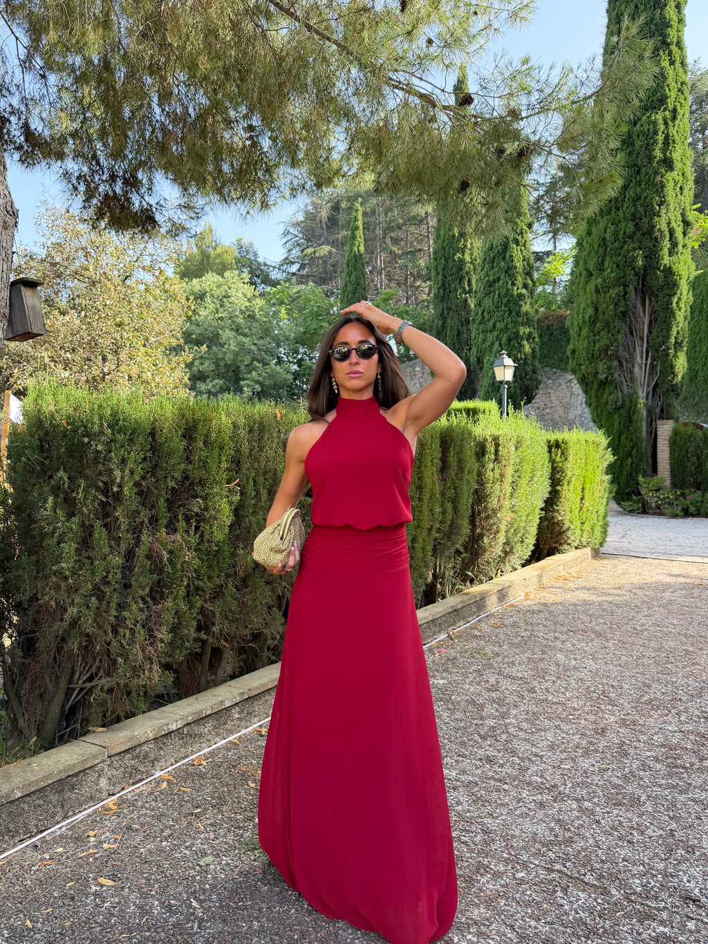 Vestido com decote halter e cintura drapeada, cor bordô