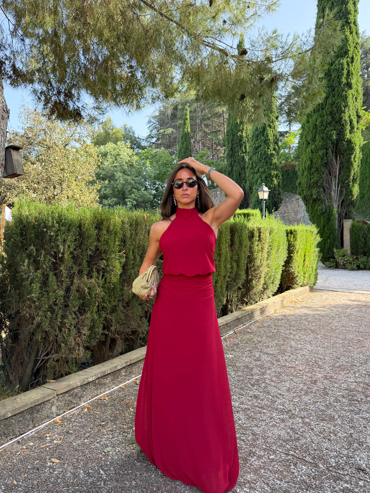Vestido com decote halter e cintura drapeada, cor bordô