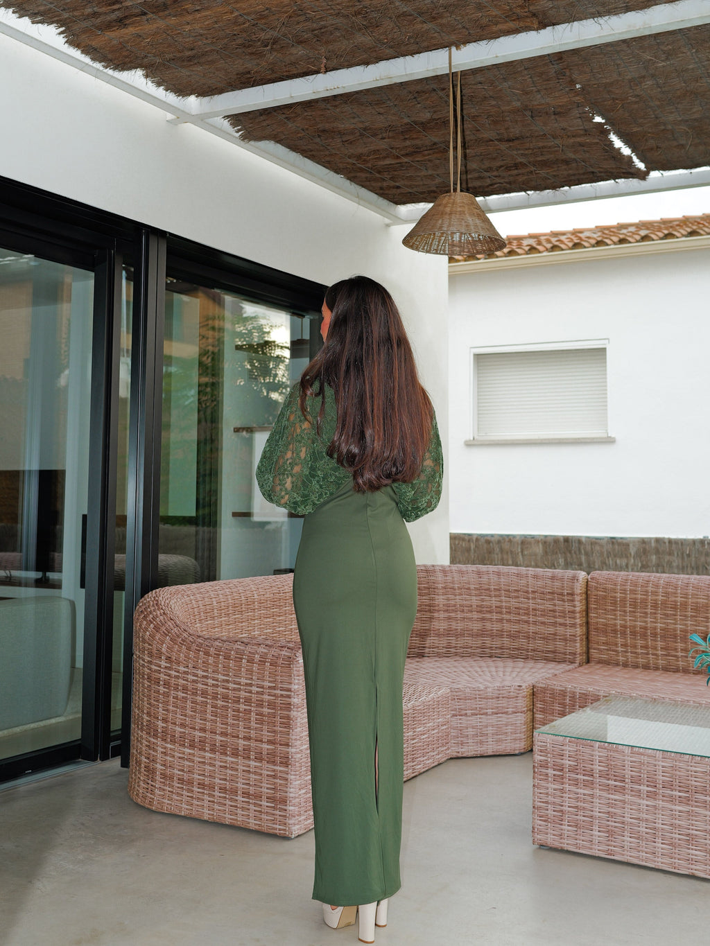 Vestido comprido com mangas de renda em veludo verde-oliva