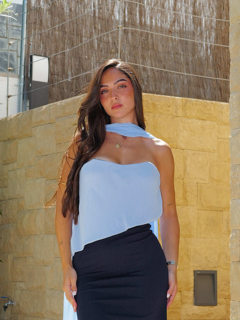 Vestido assimétrico em gaze bicolor azul-marinho