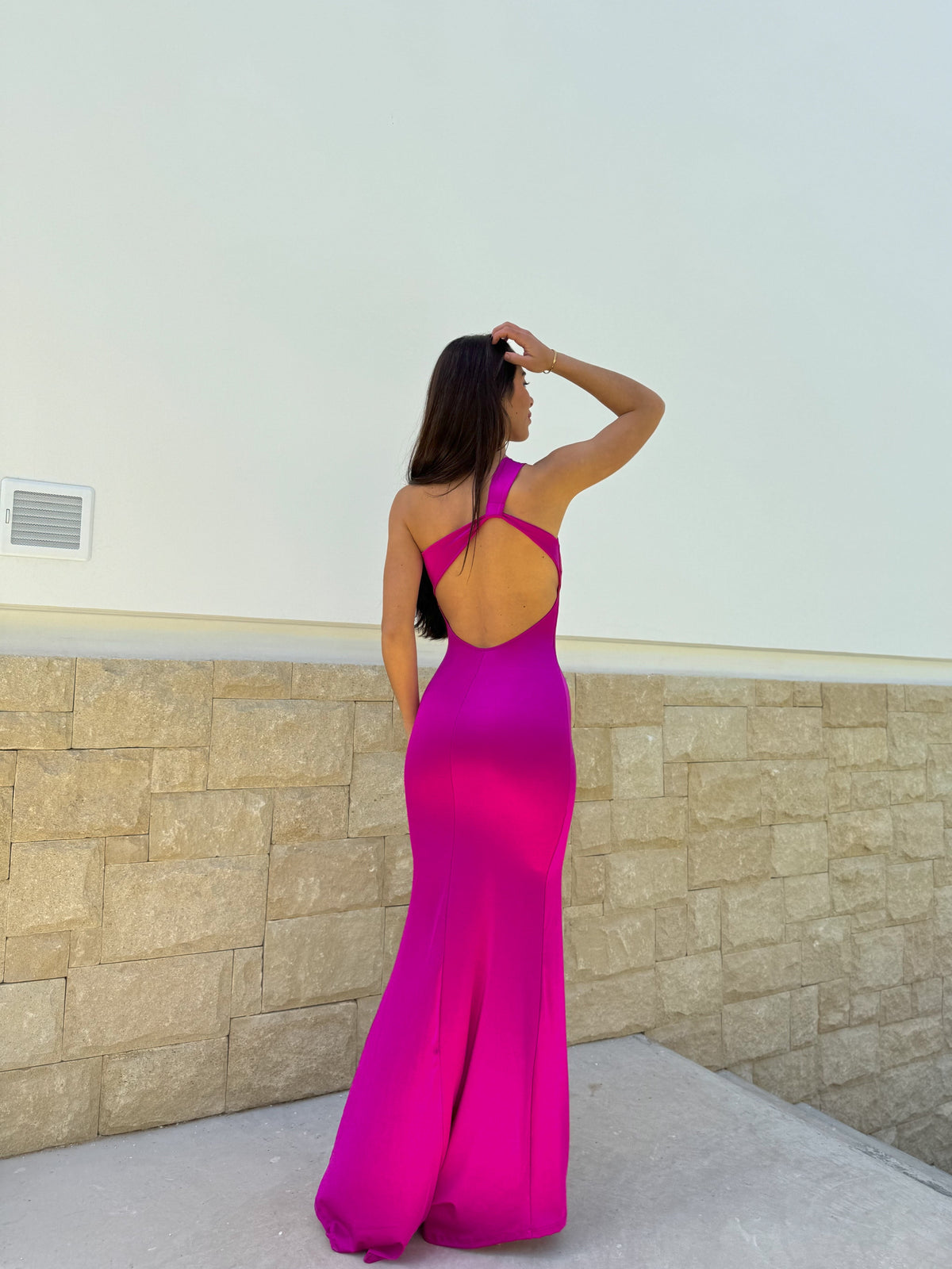 Vestido assimétrico com laço nas costas, cor fúcsia